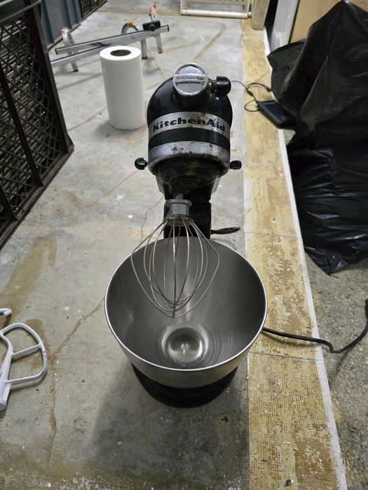 KitchenAid Batedeira 4.8L – Preto – Usada – Com taça e batedor.