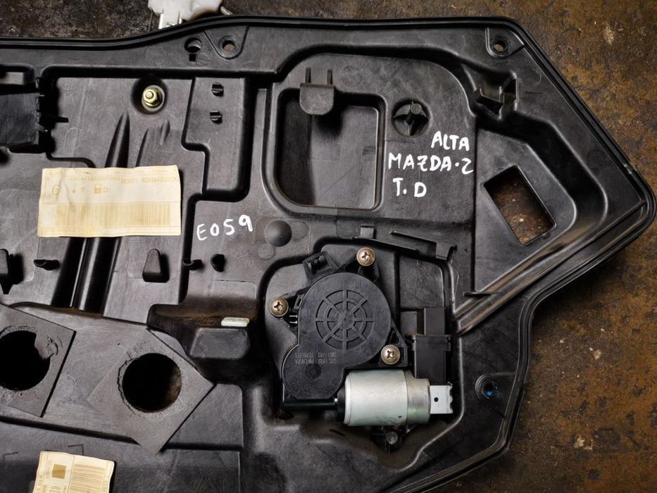 MAZDA 2 ALTA ELEVADOR TRÁS DTO E059