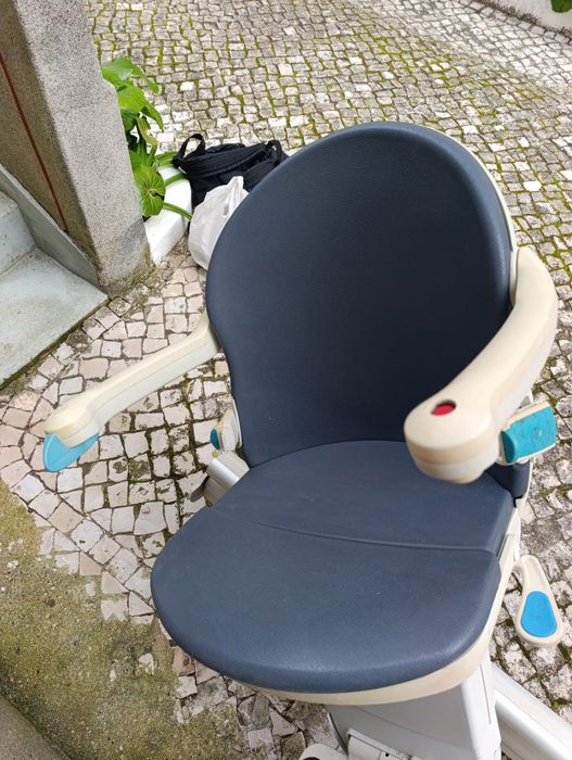 Cadeira Handicare elevador. Bom estado, mas a necessitar de reparação