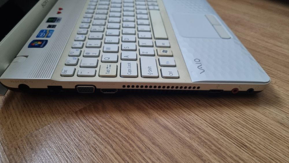Biały Laptop Sony Vaio VPCEH3S8E z zasilaczem sieciowym
