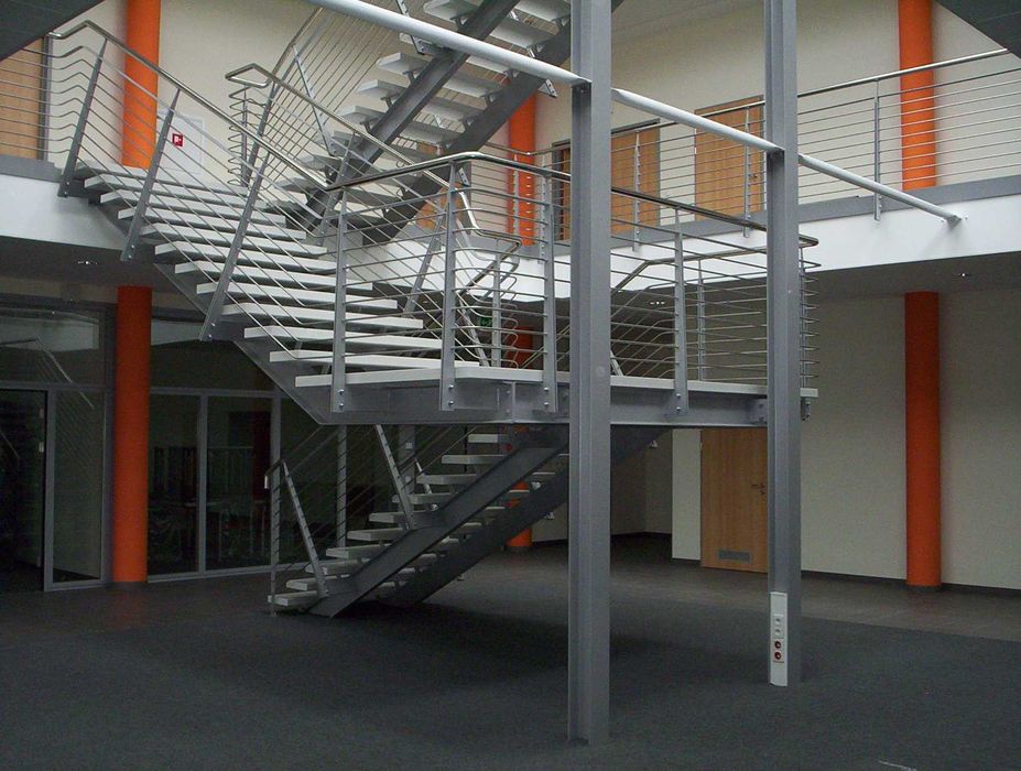 schody wewnętrzne na konstrukcji metalowej