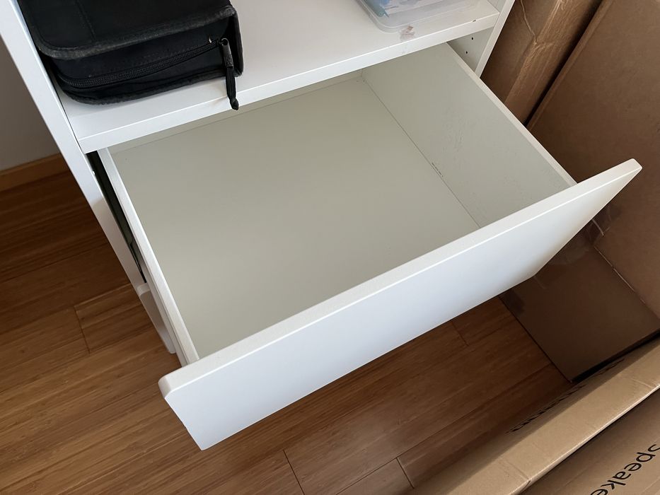 Estante branca com 2 gavetas