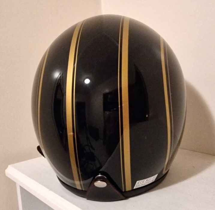 Capacete "retro", tamanho XS. Nunca usado devido ao tamanho (pequeno).