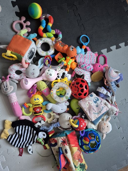 Oddam zabawki dla niemowlaka