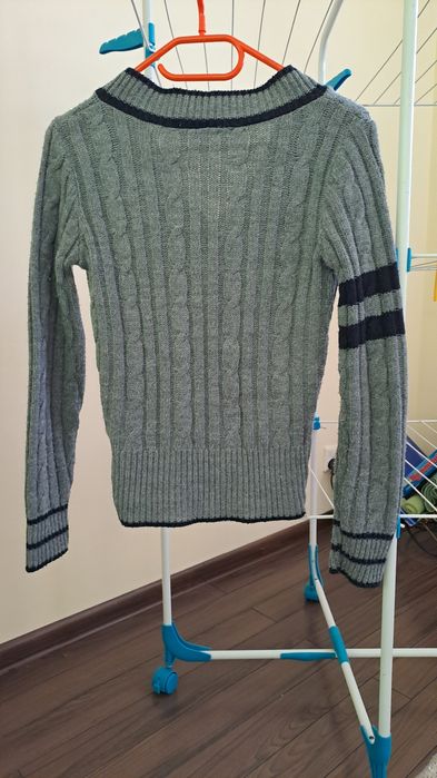 Sweter w stylu college