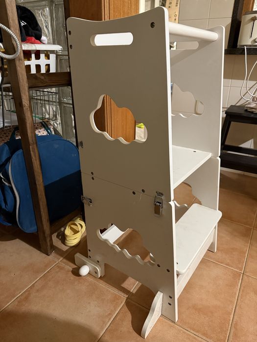 Escada e mesa com cadeira de criança