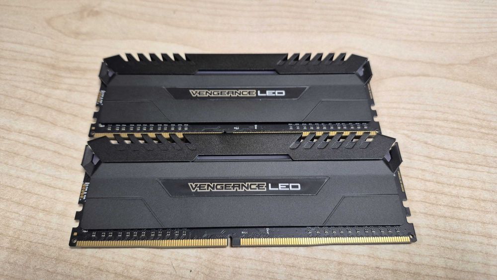Corsair Vengeance LED, DDR4, 16 GB, 3000MHz, CL15 2x8GB