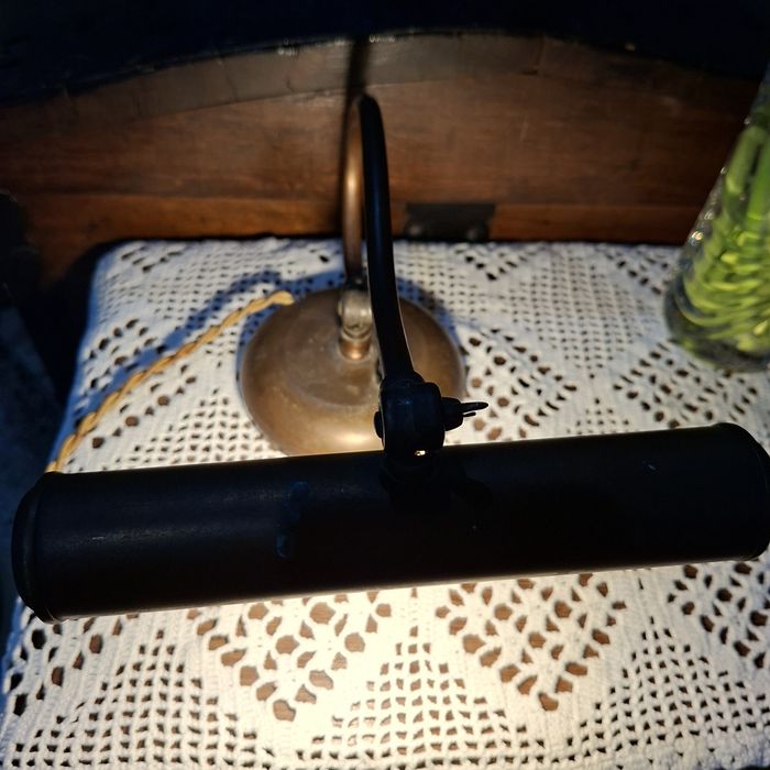 Antyczna miedziana lampa fortepianowa
