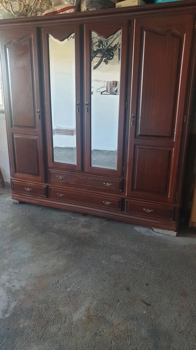 Vendo cama e Roupeiros como novos