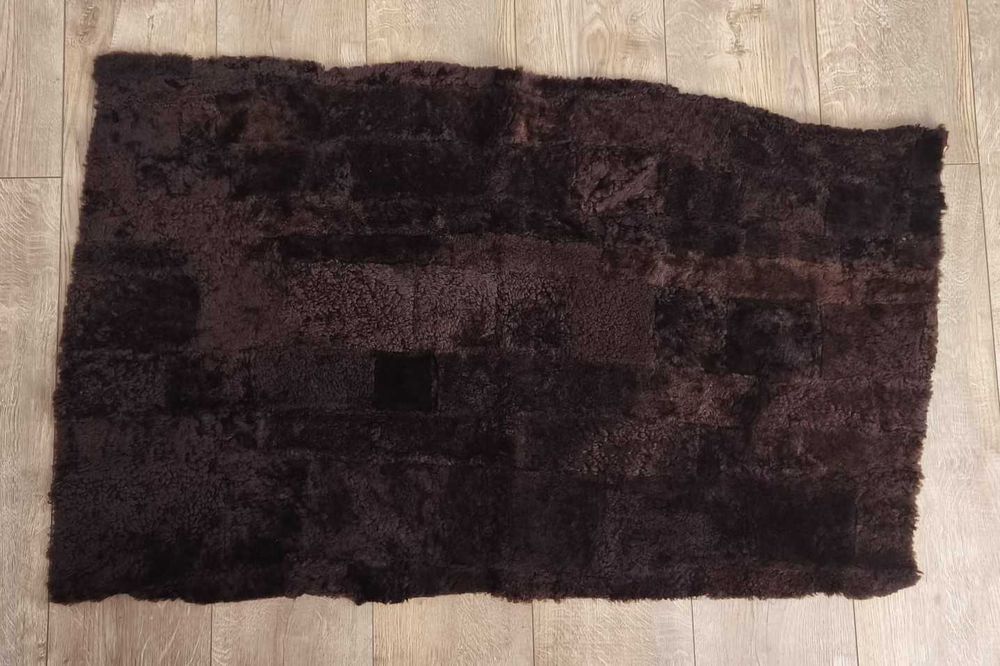 Narzuta dywanik z naturalnego futra owczego – patchwork, PRL, brązowy