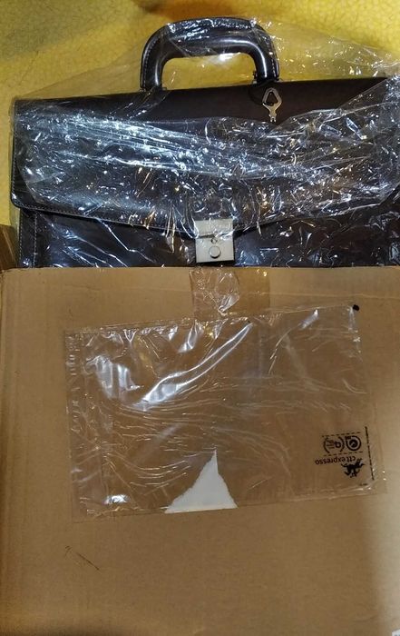 Mala de executivo nova em caixa com bloco de notas castanho