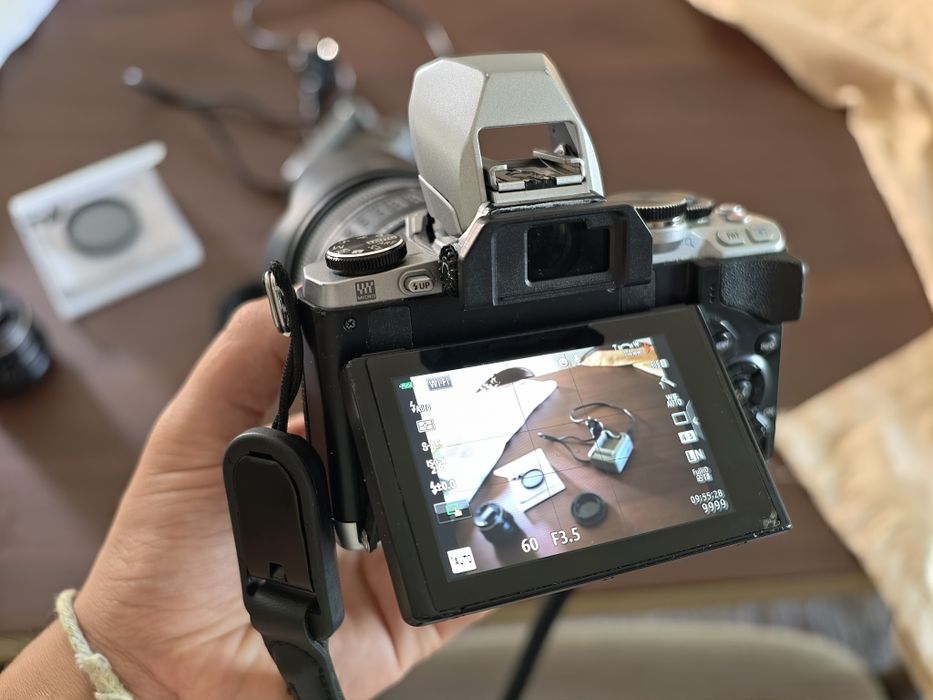 Olympus omd em-10 com 2 objetivas, filtro ND e carregador original