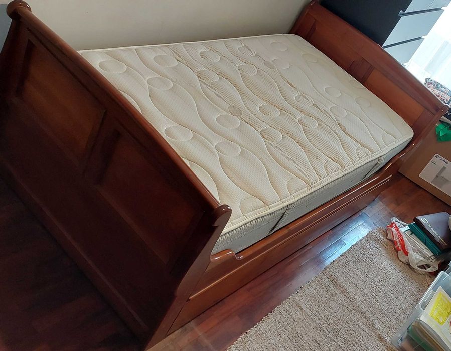 Cama de solteiro. Cerejeira maciça.