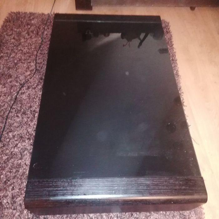 Mesa de centro em madeira maciça preta com tampo em vidro