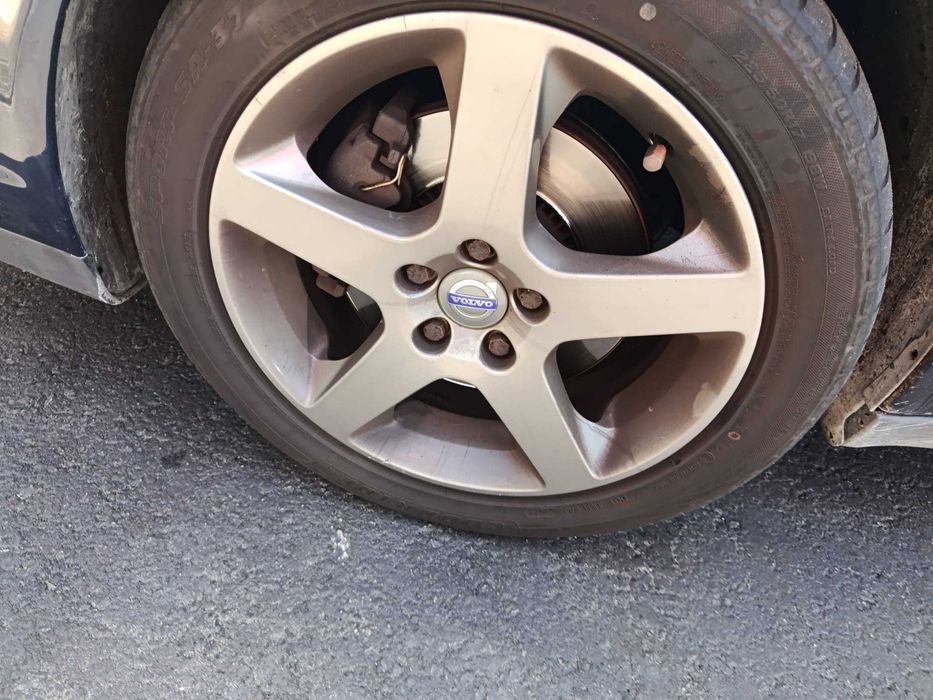 Jante 17 pneus ainda com algum piso Furação Volvo ou 5*108