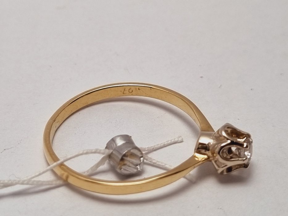 Золотое кольцо с бриллиантом