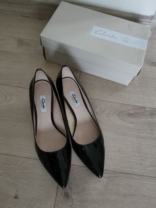 Czarne lakierowane czółenka Clarks