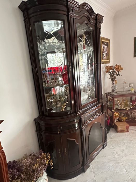 Cristaleira em Nogueira com iluminação de sala de jantar