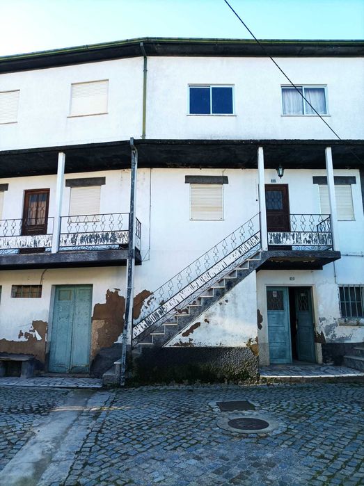 Moradia em vila centenária.
Moradia e comercio.