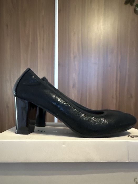 Nowe czółenka 38 czarne połyskujące obcas 6 cm skórzana Wkładka