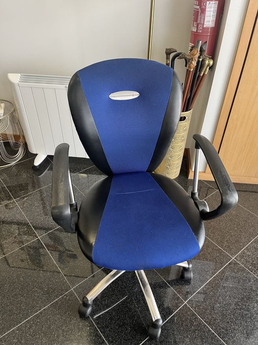 Cadeira escritório azul e preta