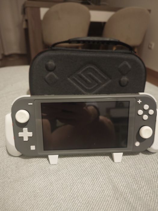 Nintendo Switch Lite + Grip e Estojo Satisfye Premium — Estado Impe