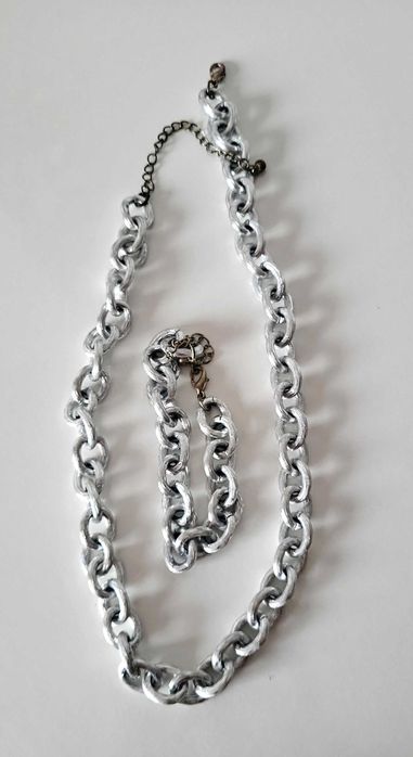 Várias gargantilhas