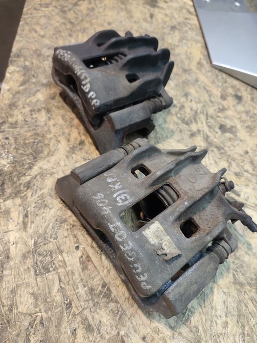 Peugeot 406 zaciski hamulcowe przód P+L