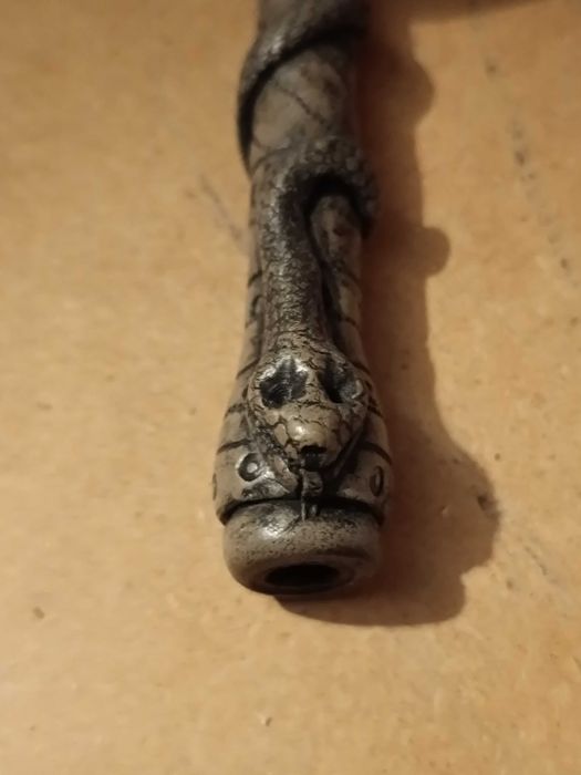 Objeto antigo com símbolo de cobra