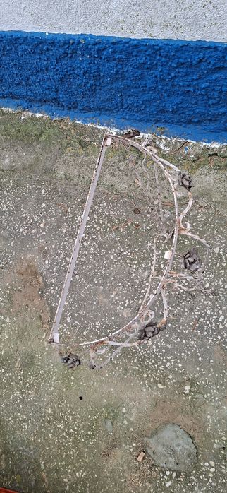 Armação em ferro de mesa de apoio alta