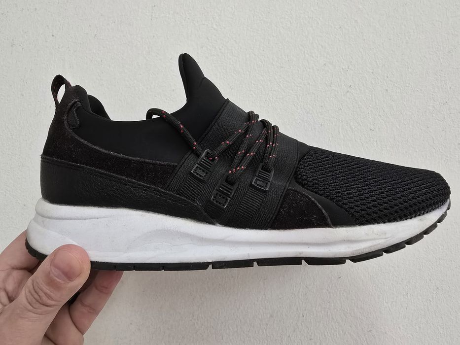 Sapatilhas pretas tamanho 41 cordões com riscas vermelhas