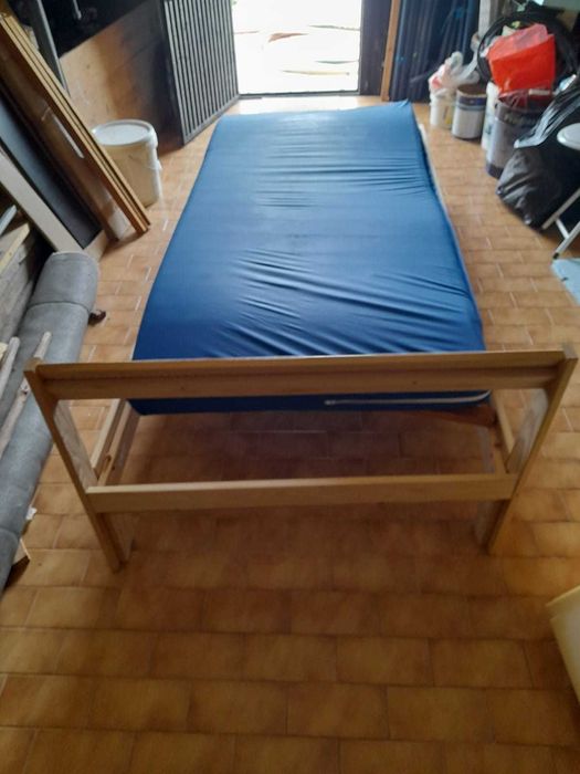 Camas solteiro de ferro e madeira com estrado e colçhão