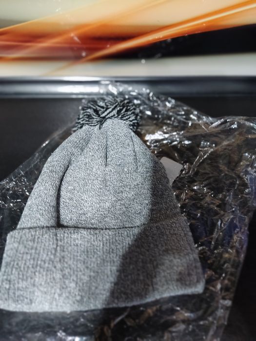 Czapka z pomponem nowa z metką