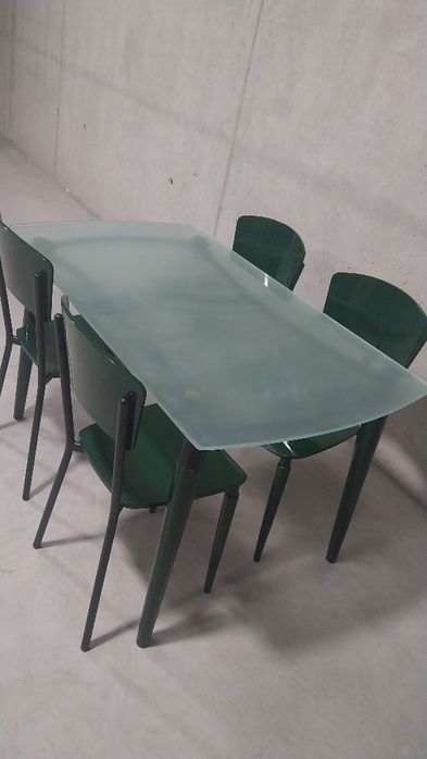 Mesa com tampo vidro fosco e 4 cadeiras!