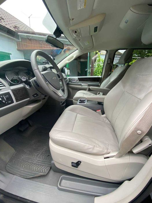 Chrysler Grand Voyager 7 МЕСТ в полной комплектации (2.8 дизель)