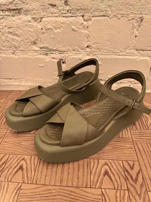 Жіночі босоніжки на платформі Estro