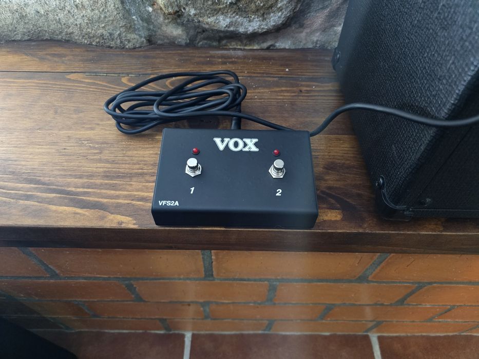 Amplificador de guitarra eléctrica VOX AC30 VR + pedal VOX VFS2A