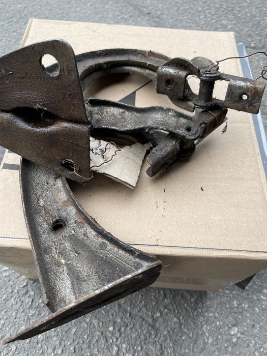 Кріплення  капоту  автомобіля ВАЗ 2106 ;  ВАЗ 2110