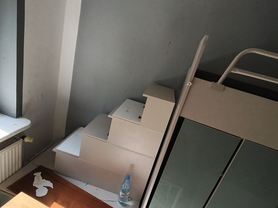 Łóżko piętrowe z biurkiem