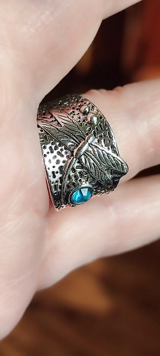 Srebrzysty pierscionek