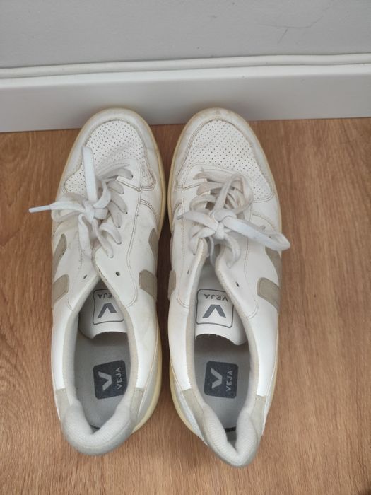 Tênis veja 45 brancos e cinzentos