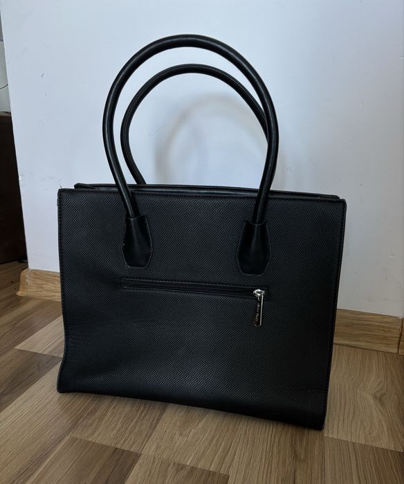 Czarna torebka z ćwiekami