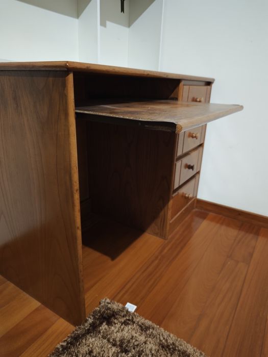 Secretária de Estudo em Madeira – Elegante, Prática e Durável