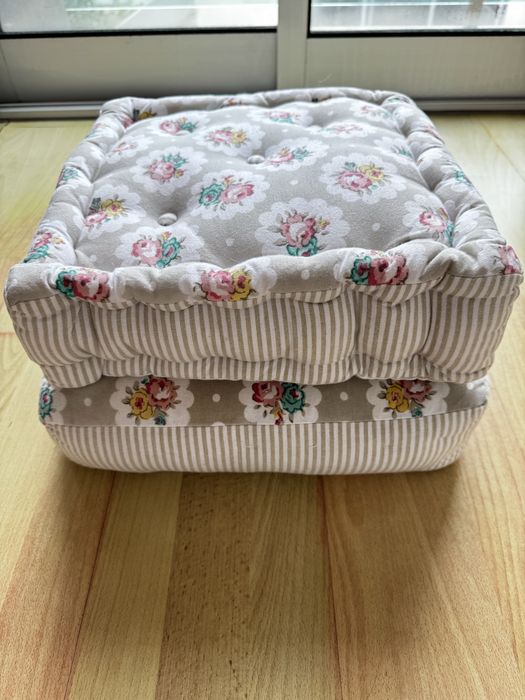 Almofadas de chão com padrão (duas)