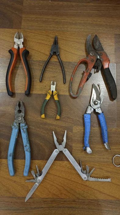 На вибірІ нструменти для дому: пласкогубці розвідний ключ ножиці щітка