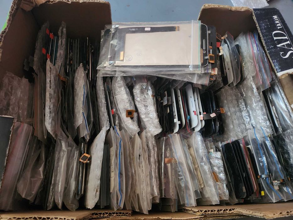 Лот дисплеев для телефонов