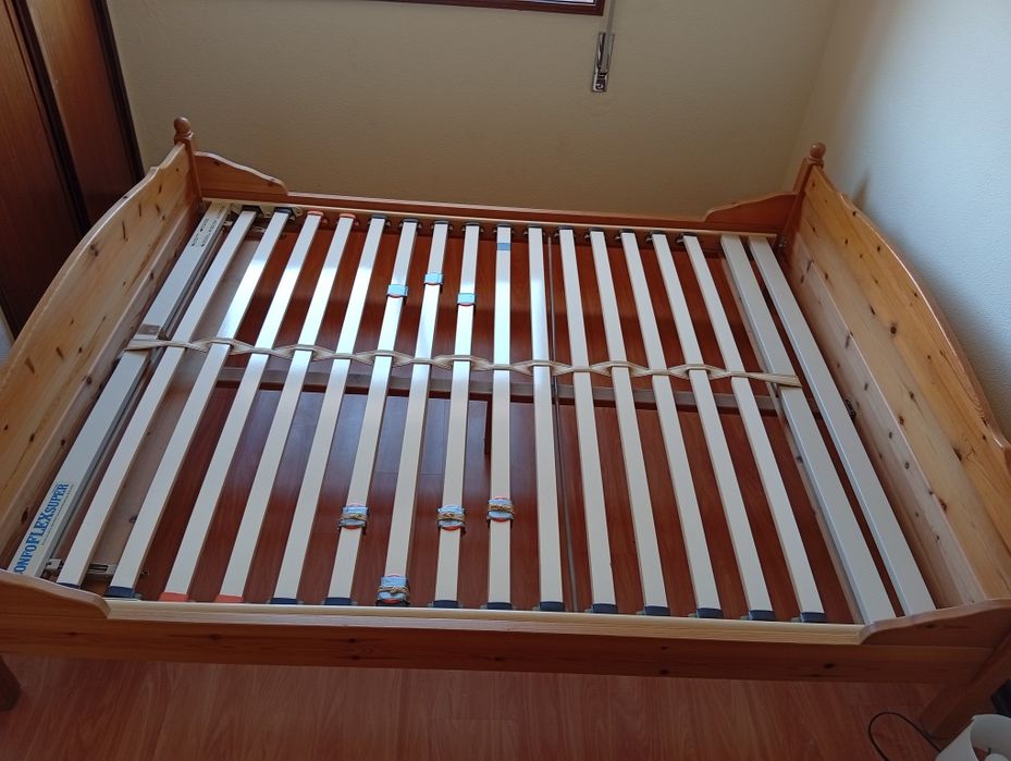 Mobília de quarto (cama, estrado, colchão e 2 mesinhas de cabeceira