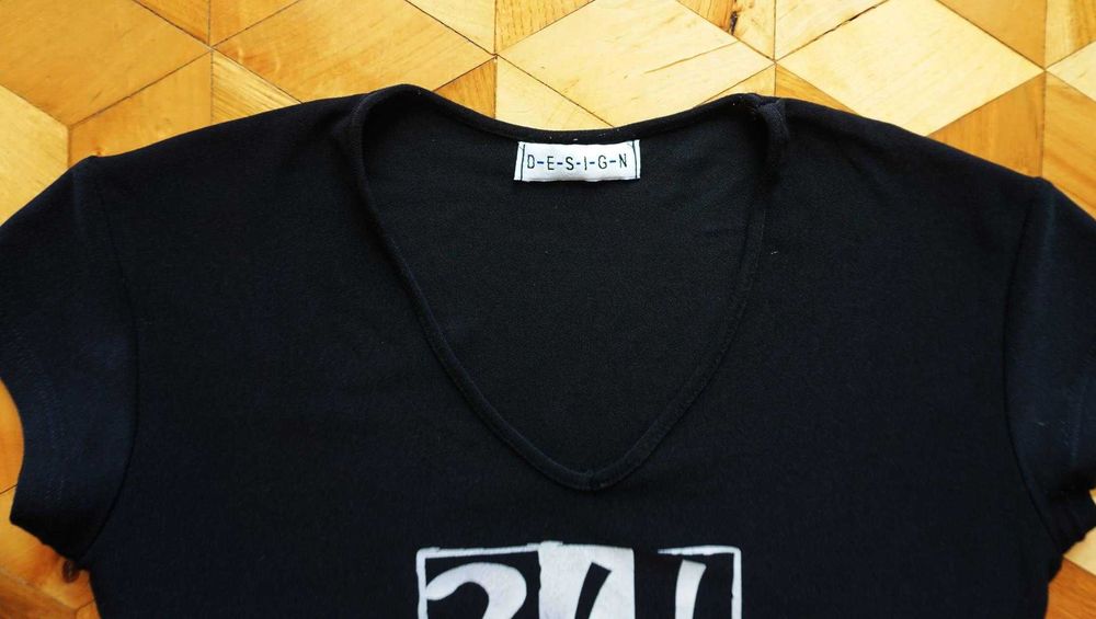T-shirt czarny M 38 z dekoltem dekolt nadrukiem nadruk koszulka top
