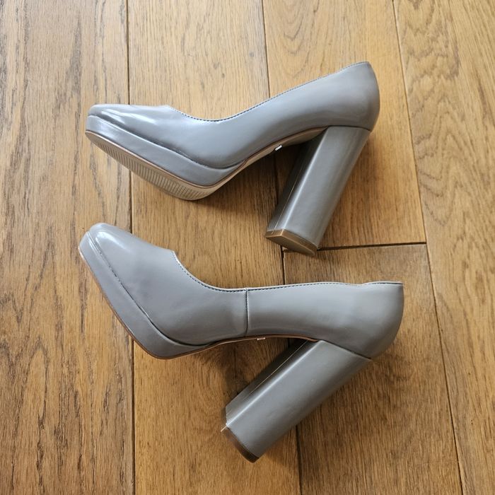 Lakierowana czółenka na słupku Buffalo