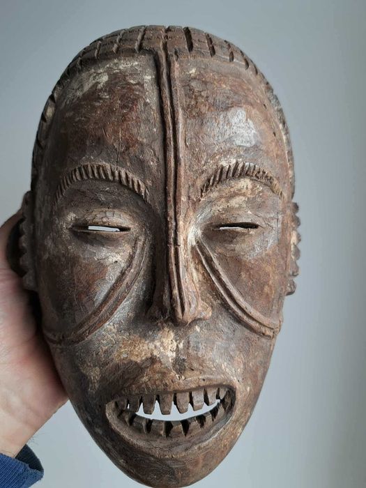 Máscara espetacular africana tribal da Nigéria. De madeira. Antiga.